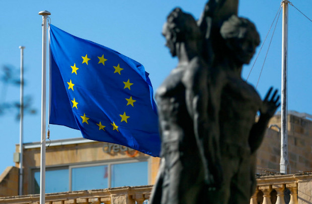 Bandeira da Unio Europeia aparece ao lado do Palcio do Gro-Mestre, em Valetta, capital de Malta