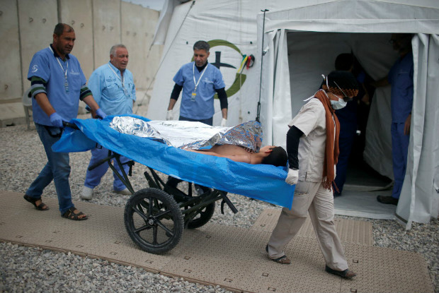 Iraquiano ferido em Mossul chega ao hospital da ONG Samaritan's Purse em Bartella, no Iraque