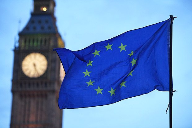Bandeira da Unio Europeia tremula perto do Big Ben, em Londres