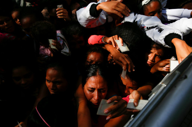 Compradoras se espremem na grade de farmcia de Caracas para tentar comprar fraldas descartveis