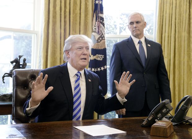 O presidente Donald Trump e o vice, Mike Pence, falam  imprensa na Casa Branca aps retirada de projeto