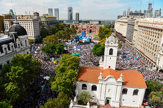 General view of Plaza de Mayo square where teachers demonstrate during a 48-hour nationwide strike demanding pay rises, in Buenos Aires on March 22, 2017. / AFP PHOTO / EITAN ABRAMOVICH ORG XMIT: EAS1115