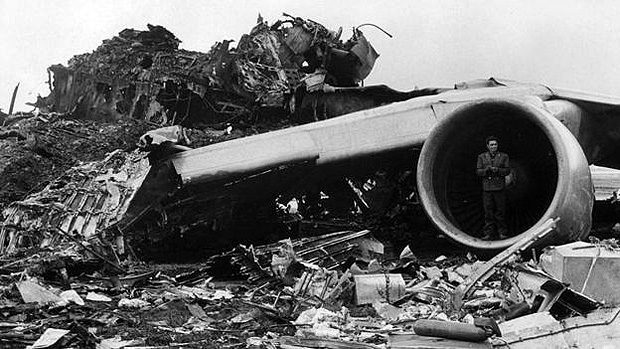 Destroos do acidente que matou 583 pessoas aps dois avies colidirem