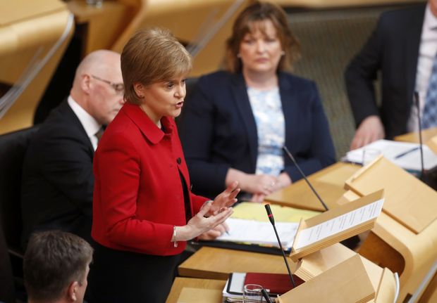 A primeira-ministra da Esccia, Nicola Sturgeon, fala no Parlamento nesta tera (28), em Edimburgo