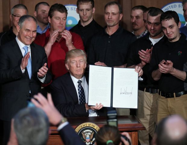 O presidente Trump mostra decreto assinado que revisa poltica ambiental de Obama, em Washington