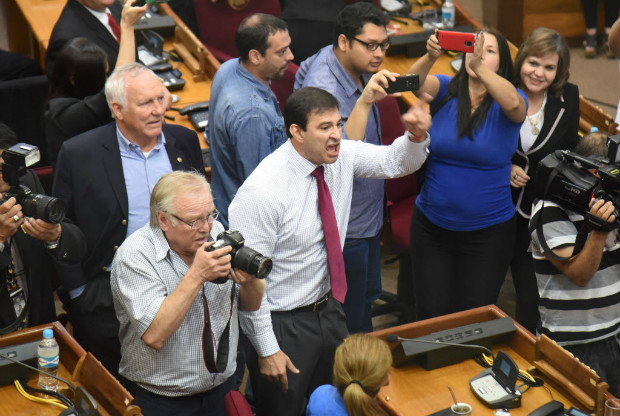 Senadores da oposio protestam contra manobra do governo para aprovar emenda  reeleio