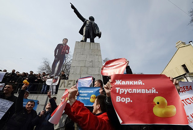 Em sites russos, imagem de manifestantes com cartazes mostrando pato amarelo