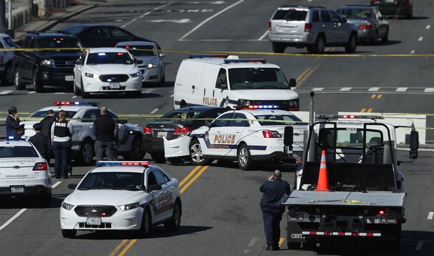 Carros da polícia cercam veículo dirigido por mulher que tentou avançar com o carro em prédio anexo ao Capitólio, em Washington