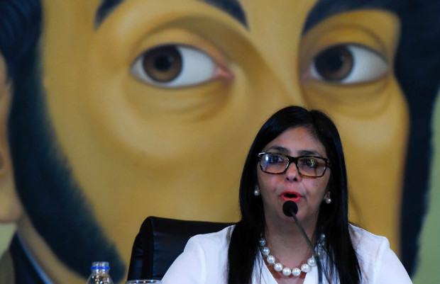  frente de um quadro de Simn Bolvar, a chanceler venezuelana, Delcy Rodrguez, concede entrevista