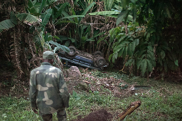 Jipe usado pela reportagem capotado nas montanhas da República Democrática do Congo, em 2014