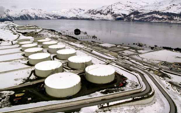 Tanques de petrleo no terminal de Valdez, no Alasca, Estado que  o quarto maior produtor do pas