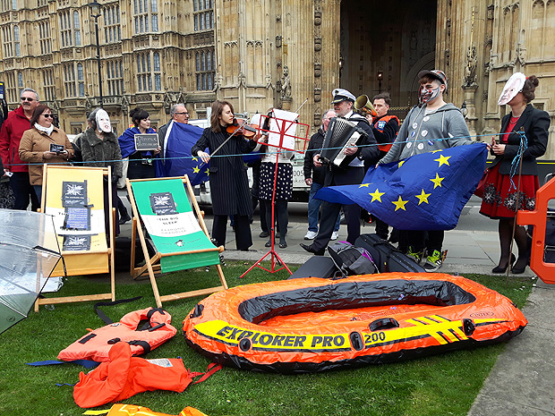 Pessoas protestam contra o incio do "brexit" em frente ao Parlamento britnico