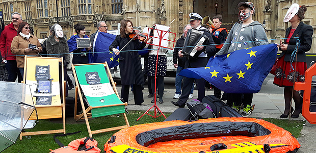 Pessoas protestam contra o incio do "brexit" em frente ao Parlamento britnico