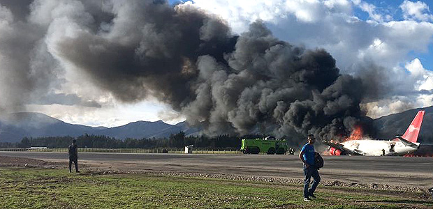 Avio pega fogo aps pousar no aeroporto Francisco Carle, no Peru