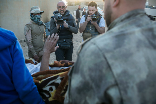 Jornalistas acompanham chegada de iraquiano ferido em hospital de campanha de Mossul