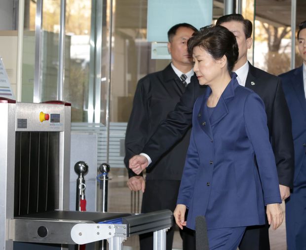 A ex-presidente sul-coreana Park Geun-hye chega à Corte Distrital Central de Seul nesta sexta (31) 