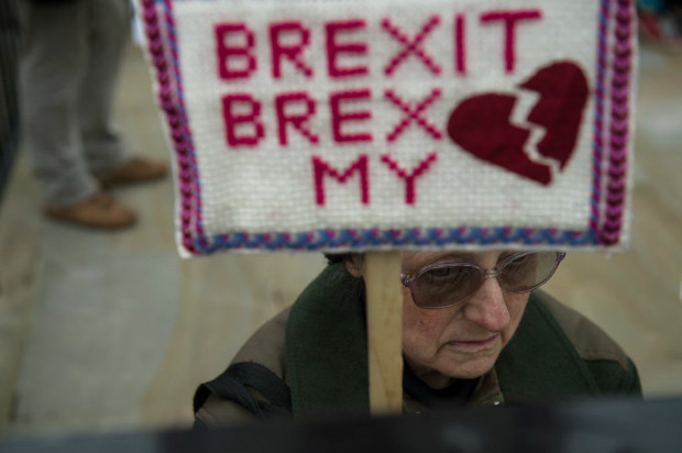 Manifestantes contrrios ao "brexit" protestam em frente ao Parlamento britnico na quarta-feira (29)