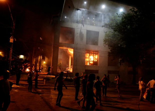 17090600 Manifestantes incendeiam Congresso paraguaio após reeleição ser aprovada