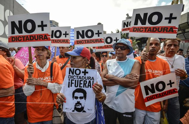 Opositores ao governo do presidente venezuelano Nicolas Maduro fazem protesto em Caracas