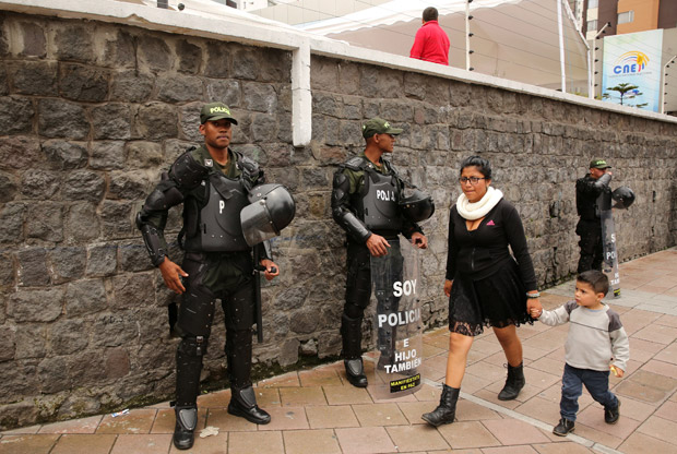 Polcia do Equador faz guarda de rgo eleitoral do pas
