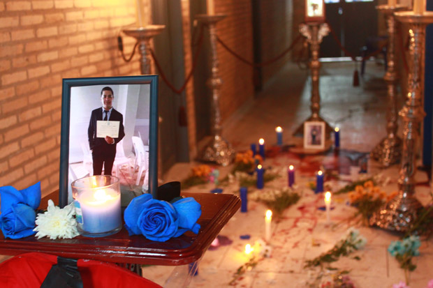 Altar improvisado na sede do PLRA, em Assuno, onde Rodrigo Quintana, 25, foi morto pela polcia 