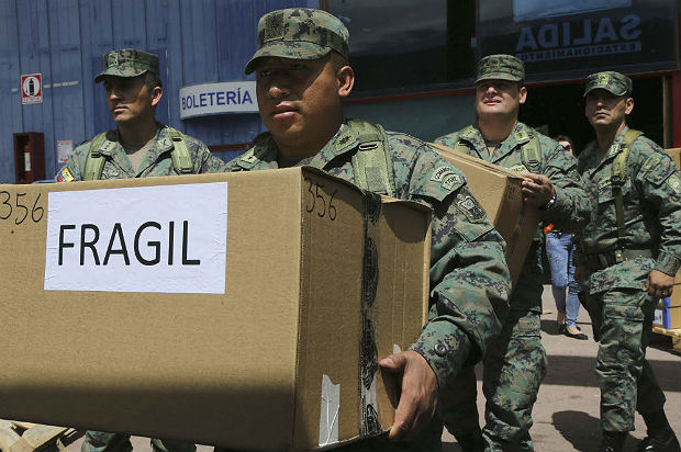  Soldados com kits eleitorais para votao em Quito neste domingo (2)