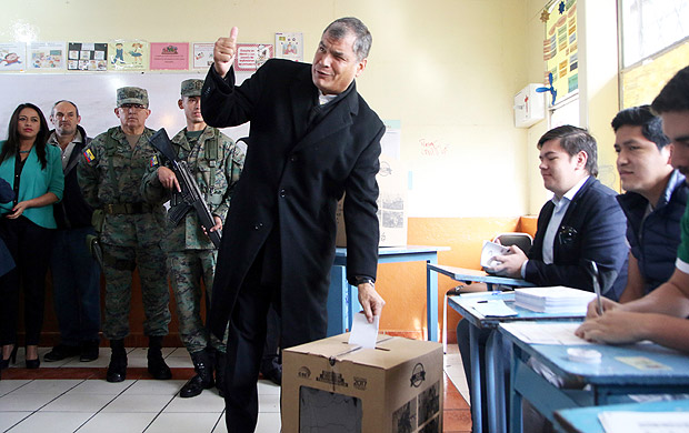 (170402) -- QUITO, abril 2, 2017 (Xinhua) -- El presidente ecuatoriano, Rafael Correa (i-frente), emite su voto durante la segunda vuelta de las elecciones presidenciales, en Quito, capital de Ecuador, el 2 de abril de 2017. El presidente de Ecuador, Rafael Correa, llam el domingo a los actores polticos a actuar con 