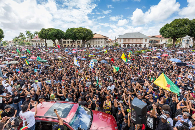 People demonstrate in support of the general strike in Cayenne, on the French overseas territory of French Guiana, on March 28, 2017. Several thousand people took to the streets on March 28 in support of the general strike. A group called The 500 Brothers took part as well as the Amerindians of Guiana. French Guiana was paralysed by a general strike on March 27, closing schools, disrupting airline traffic and further stoking fears of instability in the French overseas territory which has been gripped by protests since last week. / AFP PHOTO / jody amiet