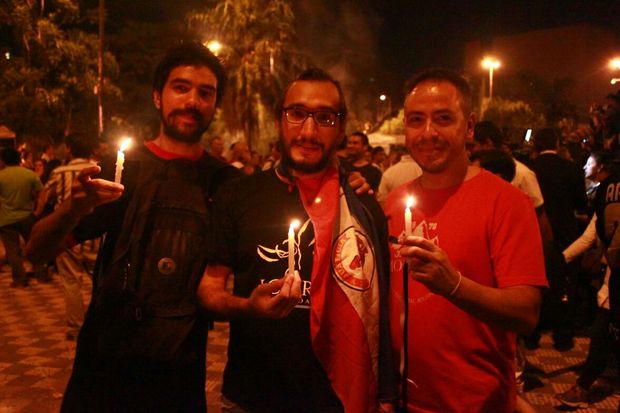 O artista Eduardo Rojas (centro) e amigos no protesto em frente ao Congresso paraguaio contra a reeleio