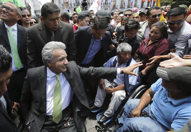 O presidente eleito, Lenn Moreno, acena para apoiadores no palcio presidencial em Quito
