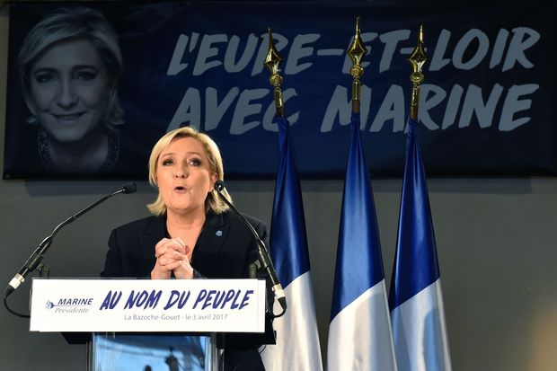 A candidata da extrema direita, Marine Le Pen, discursa em comcio em La Bazoche-Gouet