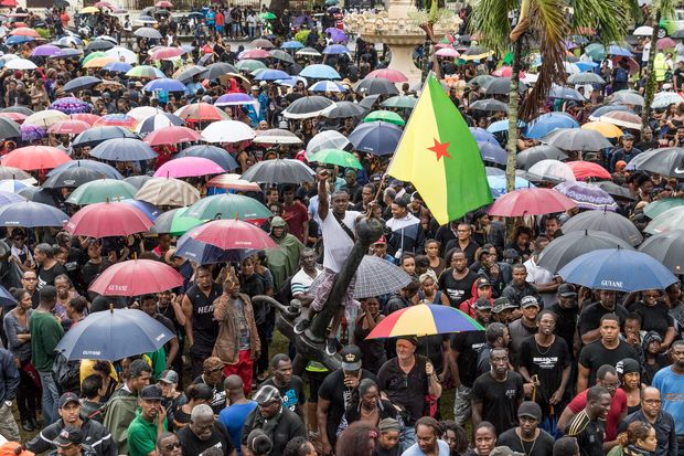 Multido se rene do lado de fora da Prefeitura de Caiena, na Guiana Francesa, no ltimo dia 30