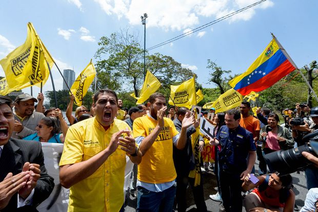 Deputados opositores protestam contra Maduro na segunda (3) em Caracas; novo ato ocorre nesta tera (4)