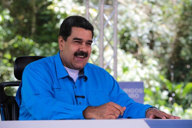 O presidente venezuelano, Nicols Maduro, fala em seu programa "Domingos com Maduro" na TV estatal