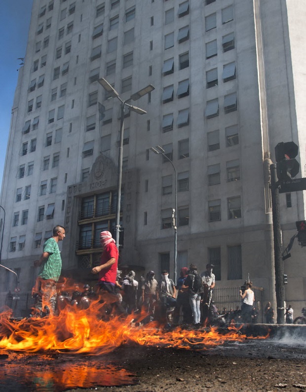 Protesto interrompe avenida 9 de Julho, em Buenos Aires