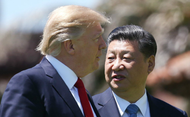 O presidente dos EUA, Donald Trump, conversa com o líder chinês, Xi Jinping, no resort de Mar-a-Lago