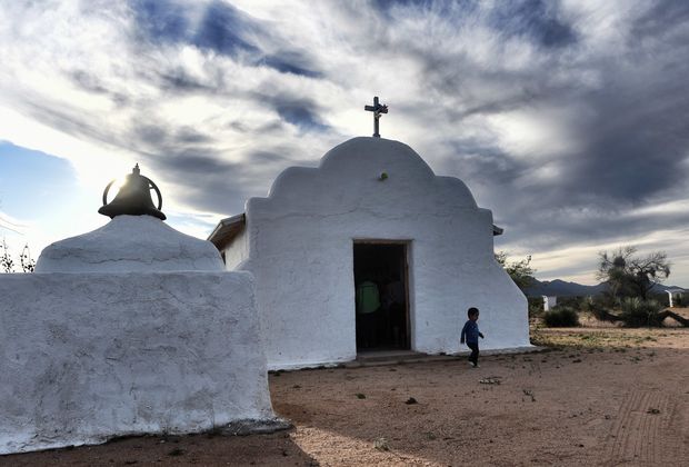 People visit the Tohono O'odham temple near the US-Mexican border on March 25, 2017, in the Altar desert in Sonora, along the Arizona border in northern Mexico. / AFP PHOTO / Pedro Pardo / MORE PICTURES IN AFP FORUM ORG XMIT: PPP1537