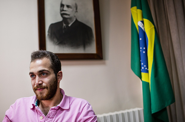 Jan Deick, neto de brasileiros, quer usar o passaporte para morar no Canad. Ele no fala portugus. Foto: Yan Boechat/Folhapress