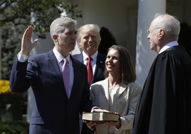 Gorsuch ( esq.) faz o juramento  Constituio assistido por Trump e pelo juiz Anthony Kennedy