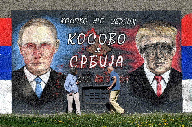 Srvios passam por mural com representaes de Donald Trump e Vladimir Putin em Belgrado