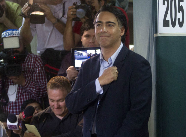 Marco Enrquez-Ominami faz gesto antes de votar na eleio de 2013, na qual foi candidato presidencial