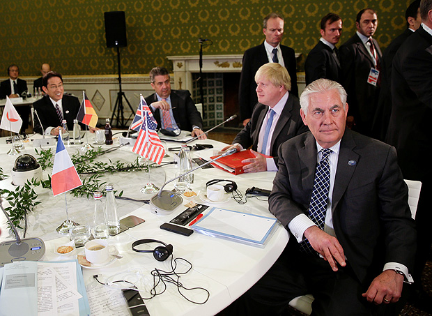 (R-L) U.S. Secretary of State Rex Tillerson, Britain's Foreign Secretary Boris Johnson, German Foreign Minister Sigmar Gabriel, and Japanese Minister of Foreign Affairs Fumio Kishida attend roundtable talks during a G7 for foreign ministers in Lucca, Italy April 11, 2017. REUTERS/Max Rossi ORG XMIT: LUC510