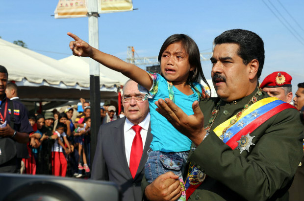 O presidente da Venezuela, Nicols Maduro, aparece com uma criana antes do ataque em San Flix