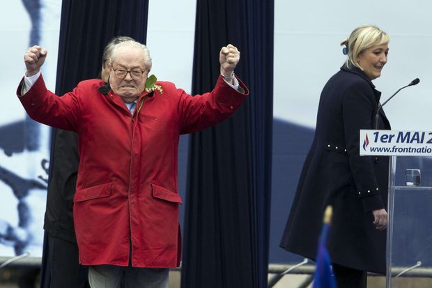 O fundador da Frente Nacional, Jean-Marie Le Pen, e sua filha, Marine, em comcio do partido em 2015