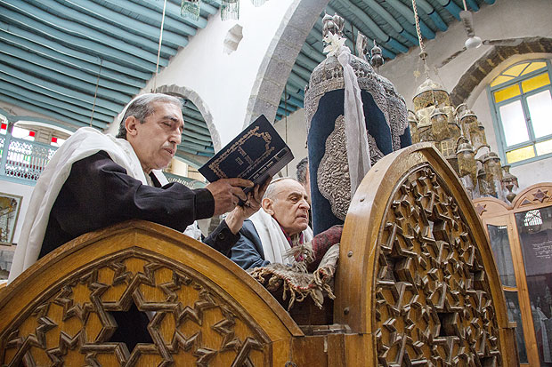 Yacoub Chattah (à esq.) e os irmãos Albert e Rachel Caméo fazem orações em sinagoga de Damasco