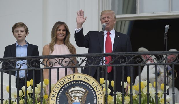O presidente Trump acompanhado da primeira-dama, Melania, e do filho mais novo, Barron, na Casa Branca