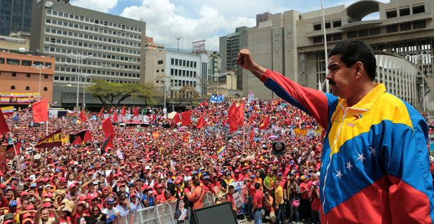 Ento presidente interino, Maduro anuncia sua candidatura aps a morte de Chvez, em maro de 2013
