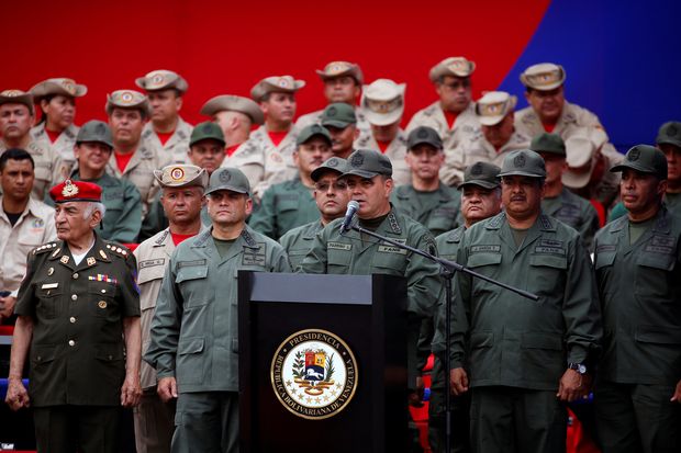 O ministro da Defesa venezuelano, Vladimir Padrino, fala durante cerimnia militar em Caracas
