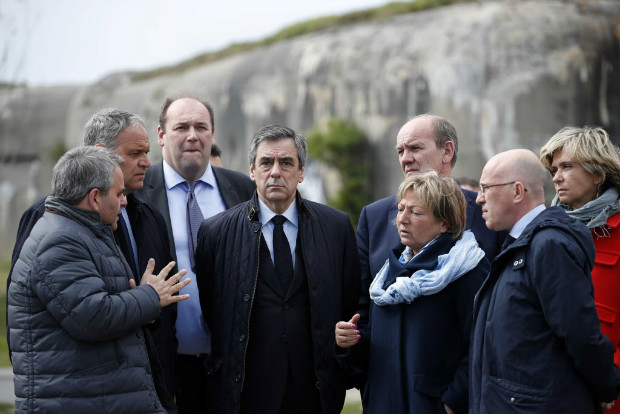 Franois Fillon chega, acompanhado de aliados polticos ao antigo centro de imigrantes de Calais
