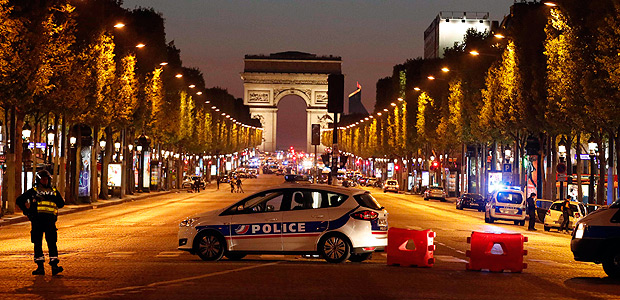 Policial guarda a avenida Champs-Élysée, em Paris, após tiroteio